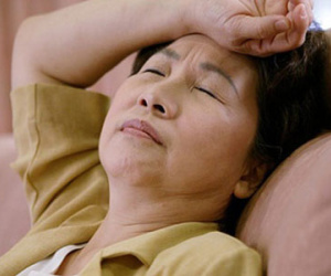 Mẹ chồng nằm liệt dùng “chiêu độc” trị con dâu bất hiếu