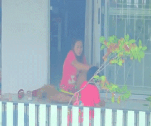 Phẫn nộ cảnh mẹ túm tóc, giật đầu, dùng kéo dọa cắt lưỡi con chỉ vì con... ít nói