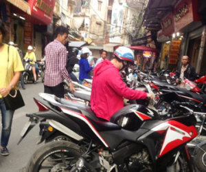 "Phố đôla" loạn giá trong ngày USD biến động