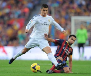 Xavi sốc trước thông tin Ronaldo trốn thuế