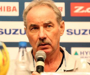 Alfred Riedl xin VFF giữ ghế HLV của Hữu Thắng