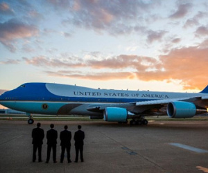 Chê Air Force One, Trump vẫn sẽ phải rời chuyên cơ dát vàng