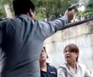 Người mẹ bị dí súng: "Tôi thách nhưng ông ta không dám bắn"