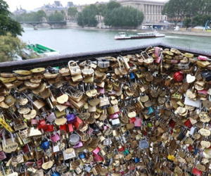 Paris bán 65 tấn "khoá tình yêu" quyên tiền cho người tị nạn