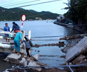 Sập cầu Vĩnh Hy, gần 350 hộ dân bị chia cắt giao thông