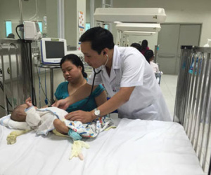 Vì sao trẻ chậm lên cân, viêm tai, mũi, họng liên tục?