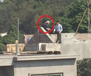 Chủ tịch huyện thương thuyết với người cầm dao cố thủ
