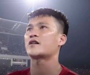 Công Vinh khóc nức nở gọi điện cho Thủy Tiên vì thất bại trên sân cỏ