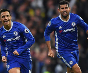 MU rao bán Fellaini, Chelsea hỏi mua Sanchez