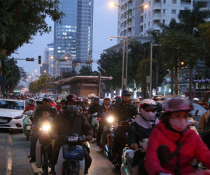 Tắc đường nghiêm trọng dọc lộ trình tuyến buýt nhanh sắp hoạt động ở Hà Nội