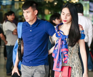 Vợ chồng Công Vinh - Thủy Tiên đượm buồn, âm thầm rời sân bay