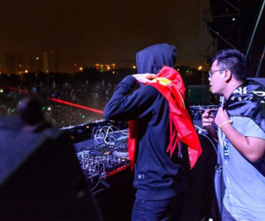 Alan Walker khoác quốc kỳ Việt Nam trên vai, cảm ơn khán giả