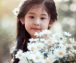 Bé gái 4 tuổi chụp ảnh với cúc họa mi gây sốt vì quá giống Lưu Diệc Phi