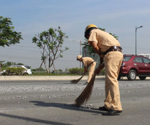 Clip CSGT hì hục dọn đá trên đường do xe ben làm rơi