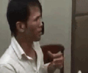 Clip: Thanh niên bạo hành bé trai Campuchia khóc lóc, hoảng loạn tại cơ quan công an