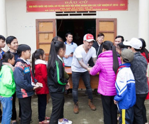 Tuấn Hưng tặng lợn rừng cho bà con miền Trung