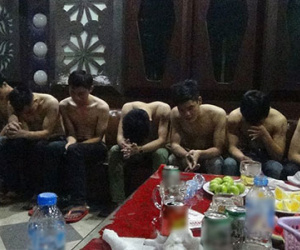 15 thanh niên cởi áo trong tiệc thuốc lắc