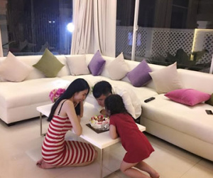 Công Vinh đón sinh nhật bên mẹ con Thủy Tiên sau giải nghệ