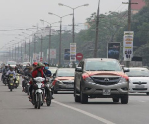 Dân bức xúc diễu hành phản đối thu phí qua cầu Bến Thủy 1