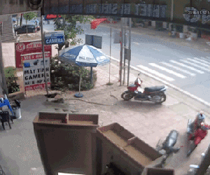 Clip: Đi lấn làn, ô tô đâm trực diện, hất tung người đi xe máy lên cao