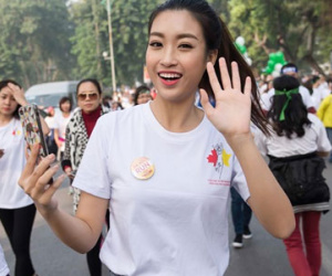 Hoa hậu Mỹ Linh nổi bật trên phố