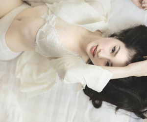 Hotgirl Việt khoe dáng Vệ nữ dưới lớp sơ mi trắng mỏng manh
