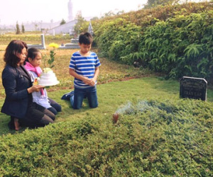 Vợ con và bạn bè mừng sinh nhật Trần Lập ở nơi anh yên nghỉ