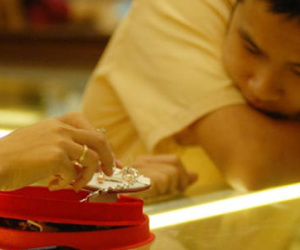 Giá vàng bật tăng mạnh, chênh lệch nới rộng