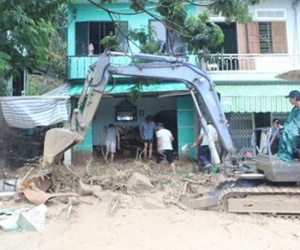 Khánh Hòa: Sạt lở núi kinh hoàng, ít nhất 2 ngôi nhà bị sập