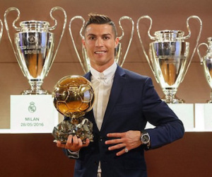 Quả bóng vàng 2016: Ronaldo có số điểm bình chọn gấp đôi Messi