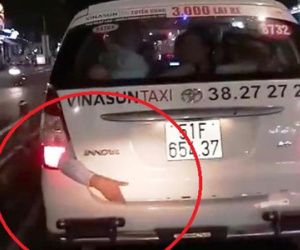 Sự thật cánh tay người bị kẹt sau xe taxi