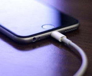 Apple cảnh báo khẩn về sạc và pin dởm