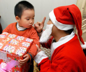 Bố mẹ nói dối con về ông già Noel chỉ tổ gây hại