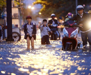 Cảnh người dân lội bì bõm vì triều cường ở Sài Gòn