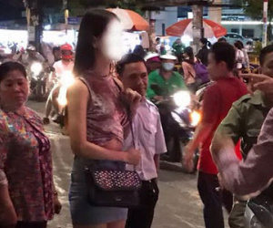 Giật điện thoại của cô gái, tên cướp giật bị người dân truy đuổi, đạp ngã xe