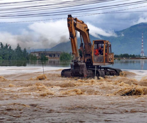Máy xúc cứu 4 thanh niên trong nước chảy xiết ở Nha Trang