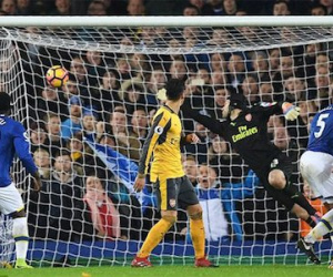 Thua ngược Everton, Arsenal "nếm mùi đau khổ"