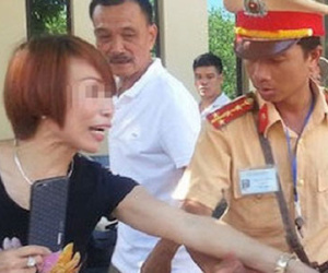 Vợ vi phạm giao thông, chồng dọa tự thiêu với cảnh sát