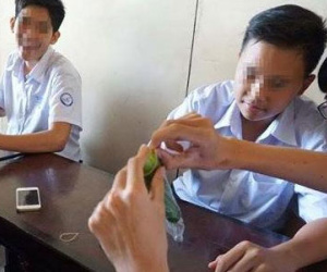 Bao cao su trong cặp học sinh lớp 8, sao phải hoảng hốt?