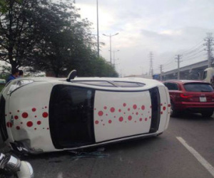 Đôi nam nữ khóc thét trong ôtô lật nhào ở cửa ngõ Sài Gòn