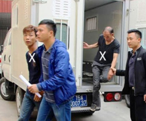 Hai thanh niên vụt gậy sắt vào người đi đường để cướp xe máy