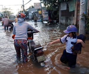 Phụ huynh, học sinh khổ sở lội nước về nhà khi triều cường đạt đỉnh
