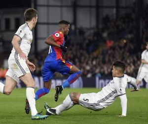Rojo tiếp tục thoát thẻ đỏ khi vào bóng bằng 2 chân, Mourinho nói gì?