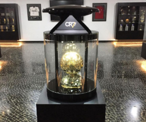 Ronaldo trưng bày Quả Bóng Vàng 2016 tại bảo tàng cá nhân