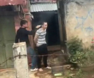 Trần Trung Hùng kè kè khẩu tiểu liên AK đạn đã lên nòng khi lẩn trốn