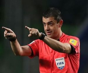 Trọng tài đầu tiên dùng công nghệ thổi penalty