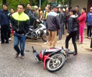 Bí thư xã ở Nghệ An bị xe buýt tông chết trước cổng nhà