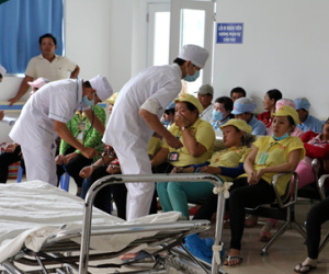 Hơn 130 công nhân nhập viện nghi do ngộ độc thực phẩm