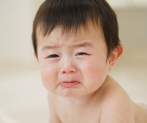 Nguy hiểm khôn lường khi mẹ để mặc con tự khóc thì tự nín
