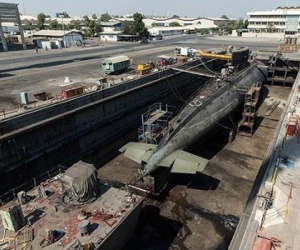 Cực hiếm cảnh bảo dưỡng tàu ngầm Kilo trên cạn
